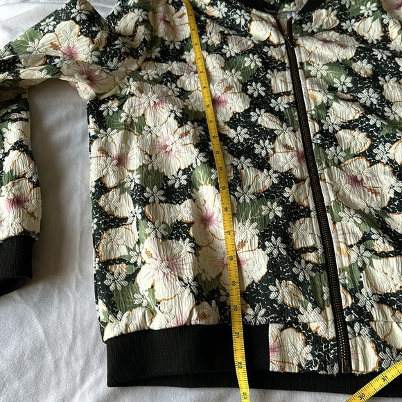 SugarLips bomber jacket NWTS lightweight floral zip up
Size medium - Picture 9 of 11